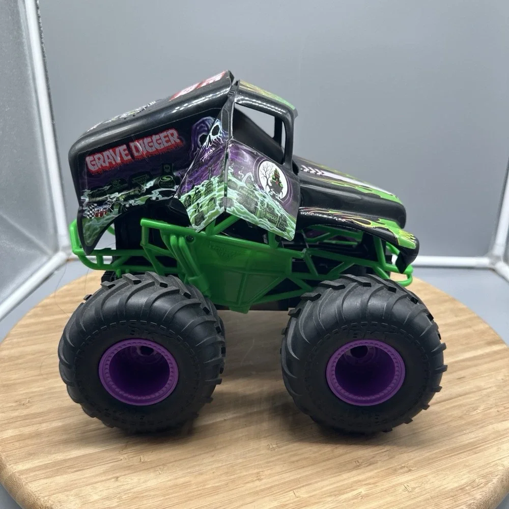 Monster Jam Smash & Bash Grave Digger RC Vehicle, 1:15 Scale